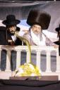 הערליכע גאלעריע: הדלקה בצל הרה"ק רבי יעקב מאיר שעכטער שליט"א אין ירושלים 