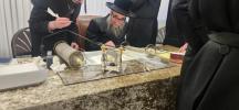 פולע גאלערי: אדמו"רים ורבנים ביים אריינשרייבן א אות אינעם ספר תורה פון כ"ק אדמו"ר מסאטמאר שליט"א 