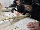 פולע גאלערי: אדמו"רים ורבנים ביים אריינשרייבן א אות אינעם ספר תורה פון כ"ק אדמו"ר מסאטמאר שליט"א 