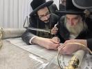 פולע גאלערי: אדמו"רים ורבנים ביים אריינשרייבן א אות אינעם ספר תורה פון כ"ק אדמו"ר מסאטמאר שליט"א 