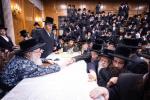 כ"ק אדמו"ר מצאנז קלויזענבורג שליט"א ביים שלחן הטהור ביום ל"ג בעומר