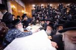 כ"ק אדמו"ר מצאנז קלויזענבורג שליט"א ביים שלחן הטהור ביום ל"ג בעומר