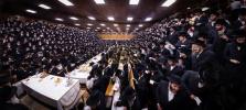 כ"ק אדמו"ר מצאנז קלויזענבורג שליט"א ביים שלחן הטהור ביום ל"ג בעומר