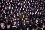 כ"ק אדמו"ר מצאנז קלויזענבורג שליט"א ביים שלחן הטהור ביום ל"ג בעומר