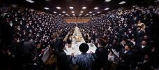כ"ק אדמו"ר מצאנז קלויזענבורג שליט"א ביים שלחן הטהור ביום ל"ג בעומר