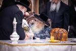 כ"ק אדמו"ר מצאנז קלויזענבורג שליט"א ביים שלחן הטהור ביום ל"ג בעומר
