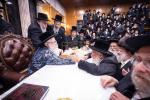 כ"ק אדמו"ר מצאנז קלויזענבורג שליט"א ביים שלחן הטהור ביום ל"ג בעומר