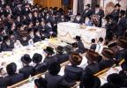 כ"ק אדמו"ר מצאנז קלויזענבורג שליט"א ביים שלחן הטהור ביום ל"ג בעומר