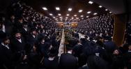 כ"ק אדמו"ר מצאנז קלויזענבורג שליט"א ביים שלחן הטהור ביום ל"ג בעומר