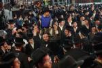   מעמד הדלקה רבתי בהשתתפות אלופי אלפי תושבי לונדון בעת נעילת ל"ג בעומר בראשת המשפיע הרה"צ רבי שמואל שמעלקא בידערמאן שליט"א