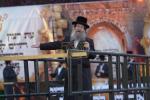   מעמד הדלקה רבתי בהשתתפות אלופי אלפי תושבי לונדון בעת נעילת ל"ג בעומר בראשת המשפיע הרה"צ רבי שמואל שמעלקא בידערמאן שליט"א