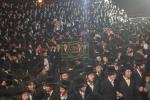   מעמד הדלקה רבתי בהשתתפות אלופי אלפי תושבי לונדון בעת נעילת ל"ג בעומר בראשת המשפיע הרה"צ רבי שמואל שמעלקא בידערמאן שליט"א