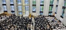 פולע גאלערי: תפילת שחרית און מעמד צאתכם לשלום פאר כ"ק אדמו"ר מסאטמאר שליט"א אויף וועג צו מקומות הקדושים אין אייראפע