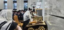 פולע גאלערי: תפילת שחרית און מעמד צאתכם לשלום פאר כ"ק אדמו"ר מסאטמאר שליט"א אויף וועג צו מקומות הקדושים אין אייראפע