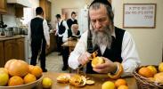 Main image for כ"ק מרן ראב"ד סקווירא שליט"א שאלה : מעג מען שיילן א פרוכט ביזן סוף און שבת?