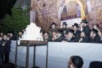 הדלקה בבית המדרש הגדול סאטמאר מאנטשעסטער בראשות הגה"צ אב"ד ור"מ סאטמאר מאנטשעסטער שליט"א ורבני מאנטשעסטער 