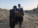 כ"ק גאב"ד מאקאווא שליט"א איז מתפלל אויפן ציון פון אור החיים הקדוש זי"ע 