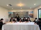 פולע בילדער און ווידיאוס: געהויבענע דעלעגאציע פונעם וועד הרבנים דלעיקפראנט שליט"א, אינאיינעם מיט די חברי הנהלת המוסדות, אויפן וועג קיין לעיקפראנט צום מעמד הנחת אבן הפינה מיט הגה"צ דומ"ץ קרית יואל שליט"א 