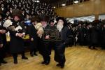 הכנסת ספר תורה צו ביהמ"ד הגדול צאנז קלויזענבורג אין בארא פארק דורך הרב מרדכי אהרן גאמבא