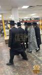 כ"ק אדמו"ר מסאטמאר שליט"א האט אפגעשטאט א באזוך אויפן וועג צום ערפארט אין די פעקטארי פון האברך ר' חנני' שמילוויטש ווי די רבי האט  געמאכט קביעות מזוזה און א לחיים  