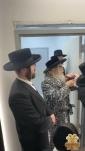 כ"ק אדמו"ר מסאטמאר שליט"א האט אפגעשטאט א באזוך אויפן וועג צום ערפארט אין די פעקטארי פון האברך ר' חנני' שמילוויטש ווי די רבי האט  געמאכט קביעות מזוזה און א לחיים  