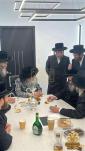 כ"ק אדמו"ר מסאטמאר שליט"א האט אפגעשטאט א באזוך אויפן וועג צום ערפארט אין די פעקטארי פון האברך ר' חנני' שמילוויטש ווי די רבי האט  געמאכט קביעות מזוזה און א לחיים  