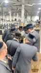 כ"ק אדמו"ר מסאטמאר שליט"א האט אפגעשטאט א באזוך אויפן וועג צום ערפארט אין די פעקטארי פון האברך ר' חנני' שמילוויטש ווי די רבי האט  געמאכט קביעות מזוזה און א לחיים  