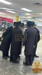כ"ק אדמו"ר מסאטמאר שליט"א האט אפגעשטאט א באזוך אויפן וועג צום ערפארט אין די פעקטארי פון האברך ר' חנני' שמילוויטש ווי די רבי האט  געמאכט קביעות מזוזה און א לחיים  