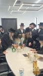 כ"ק אדמו"ר מסאטמאר שליט"א האט אפגעשטאט א באזוך אויפן וועג צום ערפארט אין די פעקטארי פון האברך ר' חנני' שמילוויטש ווי די רבי האט  געמאכט קביעות מזוזה און א לחיים  