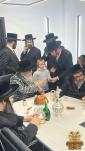 כ"ק אדמו"ר מסאטמאר שליט"א האט אפגעשטאט א באזוך אויפן וועג צום ערפארט אין די פעקטארי פון האברך ר' חנני' שמילוויטש ווי די רבי האט  געמאכט קביעות מזוזה און א לחיים  