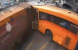 שוידער אין באנגקאק: א באן האט זיך צוזאמגעשטויסן מיט א באס און א מאטארסייקל וואס זענען געבליבן שטעקן אויף די שינעס דורכאויס די פארנומענע ראש-אויער שעה'ן.