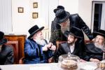  מסיבת תנאים ביי אן אייניקל פון כ"ק אדמו"ר מבאבוב שליט"א בת אצל חתנו דומ"צ באבוב מאנסי עם בן אב"ד באבוב מונטריאל בן דומ"צ באבוב חתן אבד"ק דזבוי