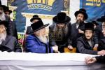  מסיבת תנאים ביי אן אייניקל פון כ"ק אדמו"ר מבאבוב שליט"א בת אצל חתנו דומ"צ באבוב מאנסי עם בן אב"ד באבוב מונטריאל בן דומ"צ באבוב חתן אבד"ק דזבוי