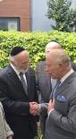 בריטישער קעניג טשארלס איז אנגעקומען אויף א באזוך צום היימישן עולם אין לאנדאן, שטייענדיג נאך די אנטיסעמיטישע אינצידענט אויף אידן אין געגנט.