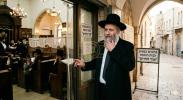 Main image for כ"ק מרן ראב"ד סקווירא שליט"א: מעג מען אריין גיין אין א בית מדרש וואס האט נישט א גוטע מחיצה 