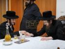 כ"ק אדמו"ר מסאדיגורא שליט"א טאנצט ביים לחיים צום שידוך שליסן פון הבה"ח שלום כהן ני"ו