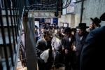 כ"ק אדמו"ר מסאטמאר שליט"א ביים דאווענען מנחה אינעם בית הכנסת אין שטאט סאטמאר