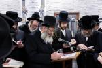 כ"ק אדמו"ר מסאטמאר שליט"א ביים דאווענען מנחה אינעם בית הכנסת אין שטאט סאטמאר