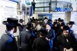 כ"ק אדמו"ר מסאטמאר שליט"א ביים דאווענען מנחה אינעם בית הכנסת אין שטאט סאטמאר