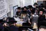 כ"ק אדמו"ר מסאטמאר שליט"א ביים דאווענען מנחה אינעם בית הכנסת אין שטאט סאטמאר