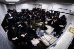 כ"ק אדמו"ר מסאטמאר שליט"א ביים דאווענען מנחה אינעם בית הכנסת אין שטאט סאטמאר