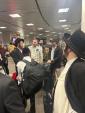 לוד - מדינת ישראל גרעניץ באאמטע האבן אפגעהאלטן דער אנטיסעמיטישער סאציאלע מידיע פיגור טיילער אוליווערע צו אריינקומען אין מדינת ישראל. בילד איז ביים ארויספארן פון ניו  יארק. 