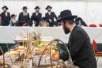 די מלכות'דיגע אויפנאמע דורך די הכנסת אורחים און שטאט צאנז פאר די נסיעה הרוממה בוני המלוכה בראשית כ"ק אדמו"ר מסאטמאר שליט"א די פארגאנגענע ערב שבת קודש
