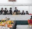 די מלכות'דיגע אויפנאמע דורך די הכנסת אורחים און שטאט צאנז פאר די נסיעה הרוממה בוני המלוכה בראשית כ"ק אדמו"ר מסאטמאר שליט"א די פארגאנגענע ערב שבת קודש
