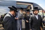 די מלכות'דיגע אויפנאמע דורך די הכנסת אורחים און שטאט צאנז פאר די נסיעה הרוממה בוני המלוכה בראשית כ"ק אדמו"ר מסאטמאר שליט"א די פארגאנגענע ערב שבת קודש