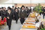 די מלכות'דיגע אויפנאמע דורך די הכנסת אורחים און שטאט צאנז פאר די נסיעה הרוממה בוני המלוכה בראשית כ"ק אדמו"ר מסאטמאר שליט"א די פארגאנגענע ערב שבת קודש