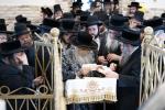 בילדער פון כ"ק אדמו"ר מסאטמאר שליט"א אין שטאט צאנז
