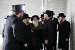 כ"ק אדמו"ר מצאנז קלויזענבורג שליט"א באזוכט ביי בוי ארבעט פון די נייע גיגאנטישע בנין התלמוד תורה צאנז קלויזענבורג אין קרית צאנז לעיקוואד 