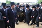 כ"ק אדמו"ר מצאנז קלויזענבורג שליט"א באזוכט ביי בוי ארבעט פון די נייע גיגאנטישע בנין התלמוד תורה צאנז קלויזענבורג אין קרית צאנז לעיקוואד 