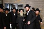 כ"ק אדמו"ר מצאנז קלויזענבורג שליט"א באזוכט ביי בוי ארבעט פון די נייע גיגאנטישע בנין התלמוד תורה צאנז קלויזענבורג אין קרית צאנז לעיקוואד 